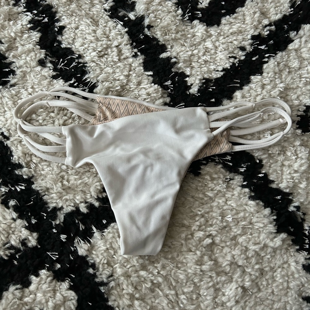 Acacia bottoms white
